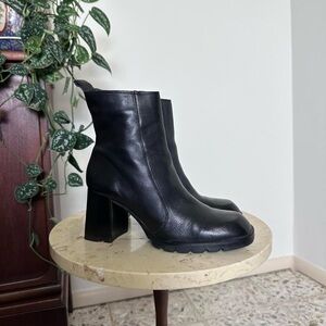 Vintage 90s early 2000s black leather ankle boots, block heel, square toe 9.5